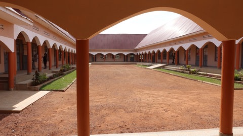 Das Gebäude der inklusiven Schule in Uganda steht seit letztem Jahr. Der überdachte Gang ist wichtig für Kinder mit Behinderung zum Beispiel im Rollstuhl.