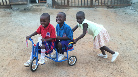 Die Fahrgeräte der inklusiven Schule Zinunula in Uganda sind bei den Kindern ganz besonders beliebt, erzählt Ursula Heinemann. 