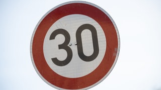 Ein Tempo 30-Schild: Das ist auf der jetzigen Umleitung zwischen Albstadt und Balingen oft zu sehen. Jetzt gibt es deswegen eine Petition.
