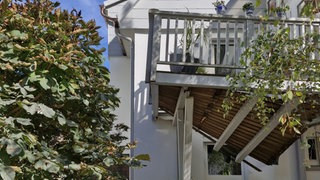 Ein Balkon in Albstadt-Ebingen ist eingestürzt. Ein Senioren-Ehepaar ist dabei vier Meter in die Tiefe gestürzt und hat sich schwer verletzt. 