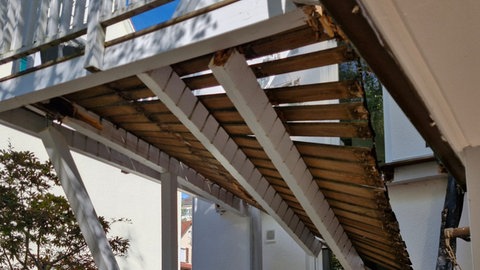 Ein Balkon in Albstadt-Ebingen ist eingestürzt. Ein Senioren-Ehepaar ist dabei vier Meter in die Tiefe gestürzt und hat sich schwer verletzt. 