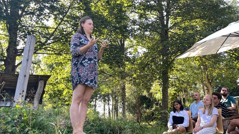 Eva während ihrem Open-Mic-Vortrag. Bei der Open-Mic-Session am letzten Tag des Austausches können die jungen Menschen vor den anderen Teilnehmenden auftreten - und springen oft über ihren Schatten.