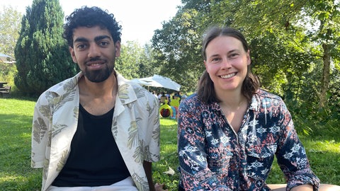 Anurag, links, studiert am KIT in Karlsruhe. Eva, rechts, promoviert an der Uni Freiburg und ist Bundesvorsitzende der Bundesvereinigung Stottern & Selbsthilfe e.V., BVSS.