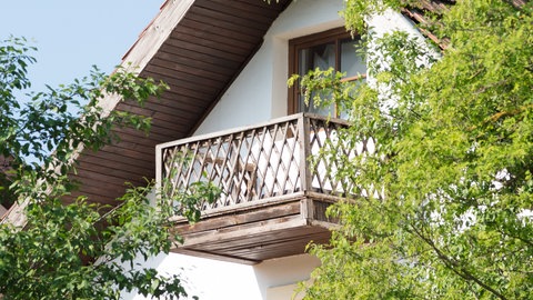 Balkon aus Holz außen an einer Hauswand. Wie können Schäden frühzeitig erkannt werden, um Einsturz wie in Albstadt zu verhindern?
