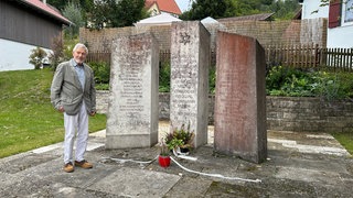 Eberhard Zacher und das Denkmal für die Buttenhausener Juden, die von den Nazis deportiert wurden. In der ehemaligen jüdischen Landgemeinde leben heute keine Juden mehr.
