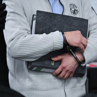 Ein Angeklagter der sogenannten "Reichsbürger"-Gruppe am Oberlandesgericht Stuttgart (Symbolbild) 