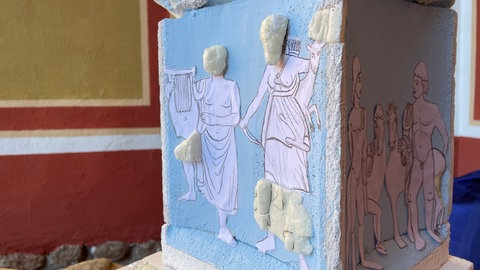 Das Arbeitsmodell des römischen Götterdenkmals aus dem Römermuseum aus der Nähe. Mit Hilfe eines 3D-Druckers hat man die Fundstücke in kleinerer Version nachgebildet. 