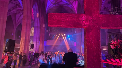 Ein DJ bringt bei der Clubnacht die Menschen in der Stiftskirche Tübingen zum Tanzen.