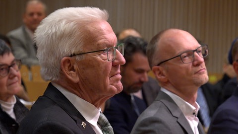 Ministerpräsident Winfried Kretschmann übergibt symbolisch einen Schlüssel bei der Einweihung des neuen Gebäudes des Islamischen Instituts in Tübingen. Daneben Prorektor Samuel Wagner und Gisela Splett, Staatssekretärin im Ministerium für Finanzen.  