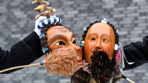 Hästräger starten in die schwäbisch-alemannische Fasnet. Mit dem Häsabstauben, dem Abstauben der Masken am Dreikönigstags, beginnt in Baden-Württemberg die Fastnacht. Zwei Mitglieder der Narrenzunft Schwenningen stauben die Scheme (Fastnachtsmaske) der Narrenfiguren "Hölzlekönig" (l) und «Schwenninger Hansel" (r) ab (Archivbild).