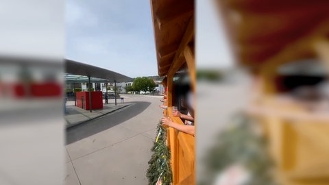 Der Maiwagen am ersten Mai am Busbahnhof in Nagold: Wie auf Sylt haben die Mitfahrenden ausländerfeindliche Parolen gegrölt. Das Bild stammt aus dem aktuell verbreiteten Video.