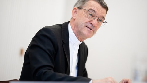 Bischof Klaus Krämer im Gespräch.