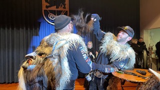 Mit dem traditionellen Häsabstauben wurde die Fastnacht in Mössingen-Talheim bei den Seibachdeifeln eingeläutet - mitten in der Nacht.