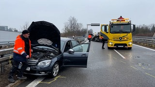 Autos sind zerbeult und werden abgeschleppt. Auf der B27 bei Hechingen hat es am Mittwochmorgen eine Massenkarambolage gegeben.
