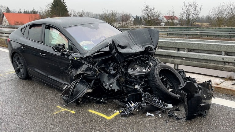 Autos sind zerbeult und werden abgeschleppt. Auf der B27 bei Hechingen hat es am Mittwochmorgen eine Massenkarambolage gegeben.