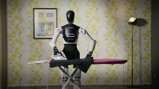 Ein menschenähnlicher Roboter steht an einem Bügelbrett und bügelt. Der Metzinger Roboter-Hersteller NEURA Robotics hat in einer Finanzierungsrunde 120 Millionen Euro eingesammelt.