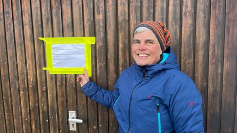 Hausbesitzerin Stefanie von Szalghary ist erleichert, dass offenbar niemand zu Schaden gekommen ist. An der Garage hängt ein Schild, das auf den Betrugsversuch hinweisen.