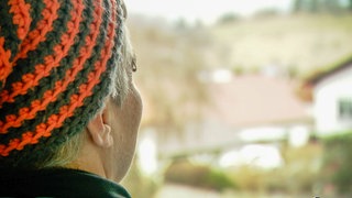 Stefanie von Szalghary, Haus-Eigentümerin in Tuttlingen und Betroffene von versuchtem Betrug blickt aus dem Fenster ihres Elternhauses. 