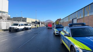 Polizei und Rettungskräfte in der Hauffstraße wegen des Gasunfalls bei Bosch in Reutlingen
