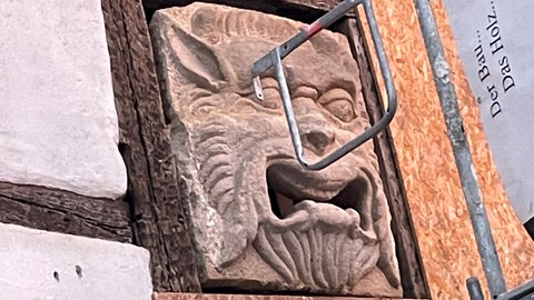 Fasnet im SWR: Steinrelief Ahlandmaske am Zunfthaus Rottenburg  