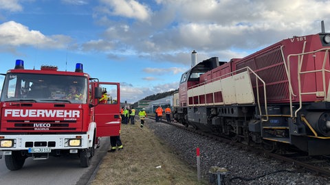 Ein Feuerwehrauto steht an einem Bahnübergang