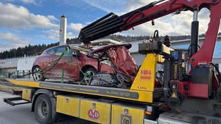 Ein kaputtes Auto auf einem Abschleppwagen