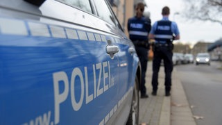 Die Polizei in Ludwigshafen sucht nach zwei Raubüberfällen auf Passanten am Freitag und Samstag noch die Täter.