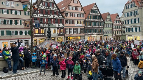 Eine Protestaktion auf dem Tübinger Marktplatz vor der Sitzung des Gemeinderats. Immer wieder hatte es Demos gegen die geplanten Kürzungen in der Schulsozialarbeit und bei den Kitas gegeben.