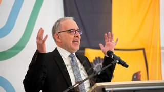 Der Freudenstadter Landrat Klaus Michael Rückert von der CDU steht am Pult und hält eine Rede. Er übt auch scharfe Kritik am neuen Migrationskurs seiner Partei. 
