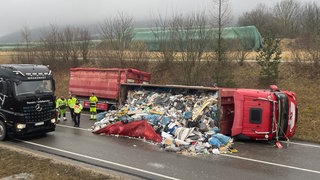 Unfall mit Müllwagen auf der B28
