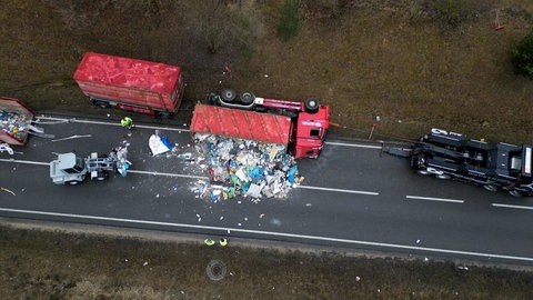Umgekippter Mülltransporter auf der B28