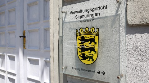 Ein Hinweisschild vom Verwaltungsgericht Sigmaringen. Das Gericht hat die Klage einer mutmaßlichen Reichsbürgerin abgewiesen.