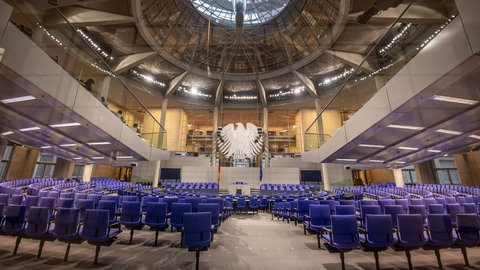 Blick in den leeren Plenarsaal im Bundestag