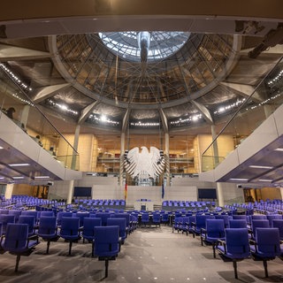 Blick in den leeren Plenarsaal im Bundestag