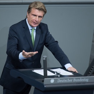 Thomas Bareiß (CDU) steht am Rednerpult im Deutschen Bundestag. Er tritt zum sechsten Mal bei den Bundestagswahlen an.