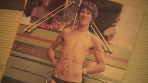 Luc beim Schüleraustausch in der Partnerstadt in jungen Jahren mit dem Münster von Zwiefalten als gemaltes Bild auf seinem Bauch