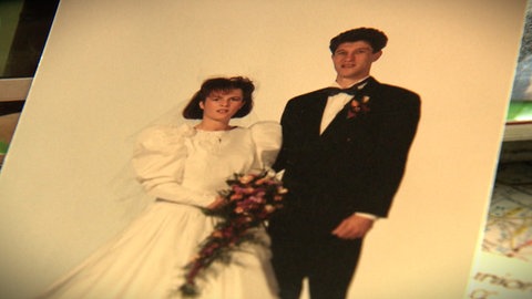 Ein Hochzeitsfoto zeigt die Liebesgeschichte von Luc und Uschi Chupin aus Zwiefalten.