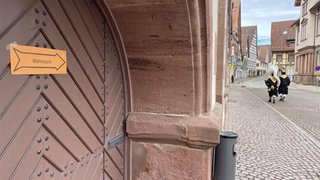 Zwei Hästräger laufen in Dornstetten an einem Wahllokal vorbei.