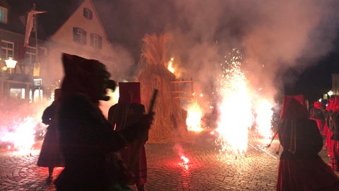 Menschen im Hexenkostüm auf dem Marktplatz in Offenburg