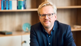 Nils Goldschmidt im Portrait. Er ist Ökonom und Direktor vom Weltethos-Institut in Tübingen.