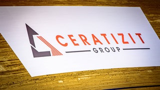 Logo der Ceratizit Group in einer Sporthalle auf einer Radrennbahn.