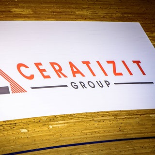 Logo der Ceratizit Group in einer Sporthalle auf einer Radrennbahn.
