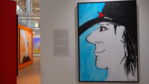 Ein Bild an einer Wand. Es hängt im Neues Kunstmuseum Tübingen und zeigt ein Selbstportrait von Udo Lindenberg.