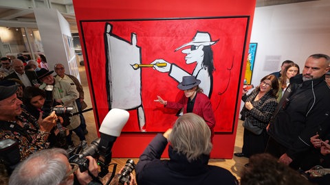 Pressefotografen umringen den Musiker Udo Lindenberg, der mit seinen Gemälden das Neue Kunstmuseum in Tübingen eröffnet