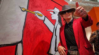 Musiker Udo Lindenberg vor einem seiner Gemälde bei der Eröffnung des Neuen Kunstmuseums in Tübingen