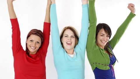 Drei Frauen zeigen sich gemeinsam in einer fröhlichen, ausgelassenen, jubelnden Pose. Symbolbild