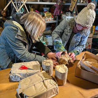 Petra Korherr und Silvia Speichinger vom Freilichtmuseum Neuhausen ob Eck öffnen geheimnisvolle Päckchen von 1942. Die haben sie im Kaufhaus gefunden.