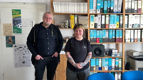 Bei Reza Schwarz und Tobias Pflüger stapeln sich Ordner mit Militärzeitschriften. Sie arbeiten für die Informationsstelle Militarisierung in Tübingen.