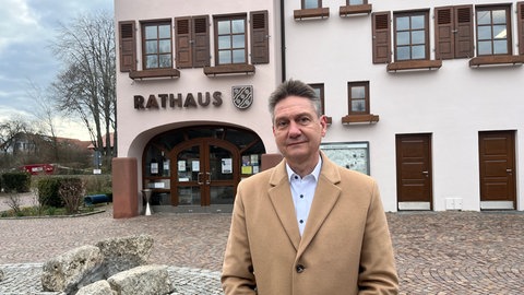 Bürgermeister von Starzach, Thomas Noé, steht vor dem Rathaus in Starzach. Er hat dem SWR gesagt, dass er sich um die Aufarbeitung der Hundeaatacken kümmert.