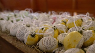 Bunte beschriftete Eier im Eiermarkt in Gomadingen-Dapfen: Rund 10.000 verzierte und bemalte Eier werden dort ausgestellt und verkauft.